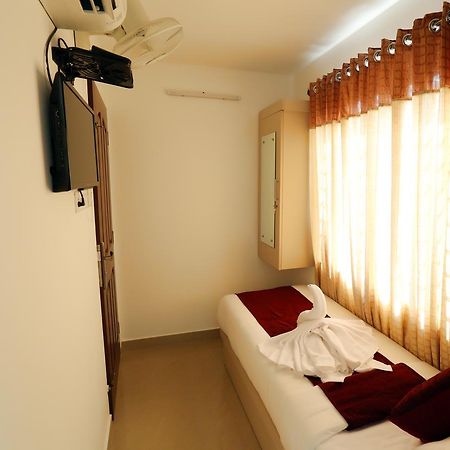 Hotel Swarna Residency Kochi Екстериор снимка