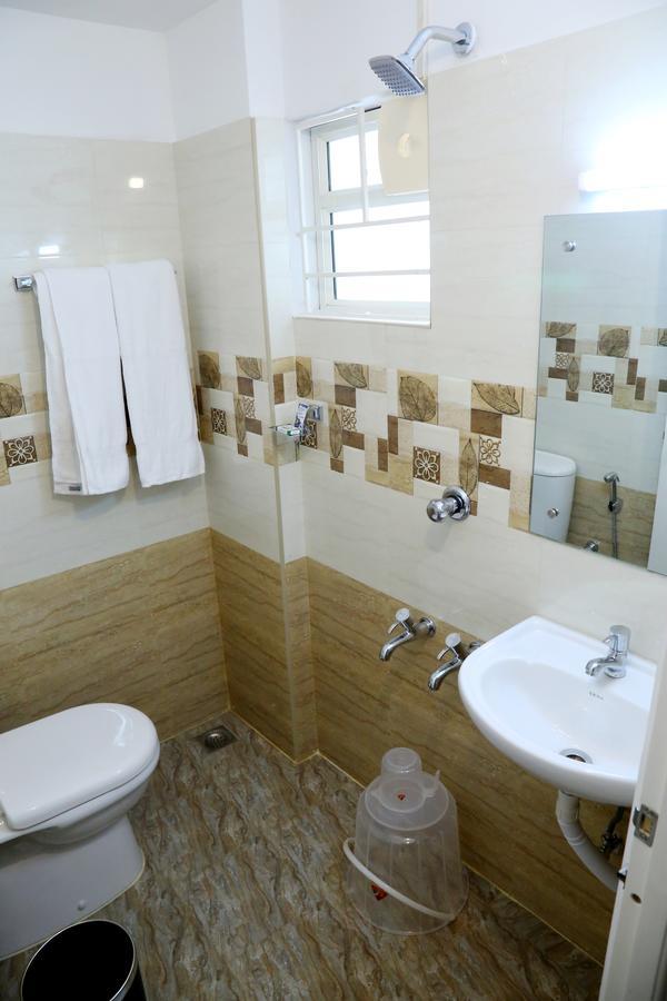 Hotel Swarna Residency Kochi Екстериор снимка